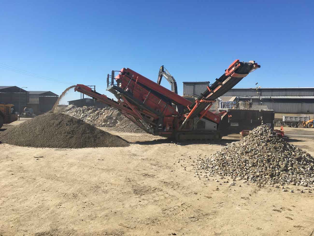Mobilní třídič Sandvik QA331 při třídění recyklátu v areálu Lipovec