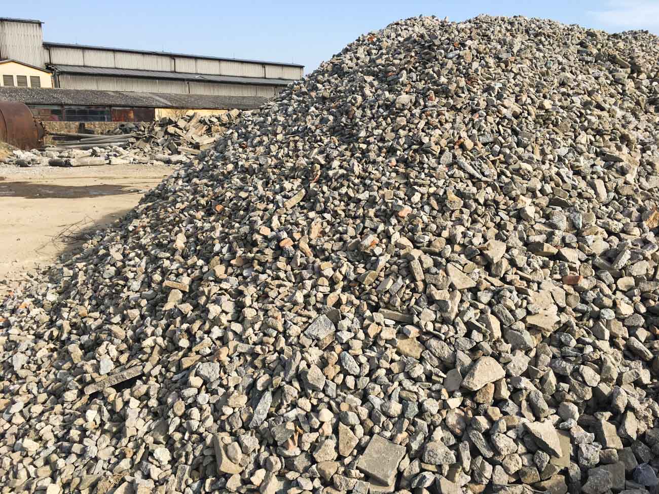Halda hotového kamenito-betonového recyklátu